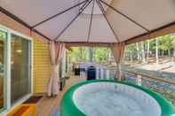 อื่นๆ Forest-view Poconos Cabin w/ Seasonal Hot Tub!