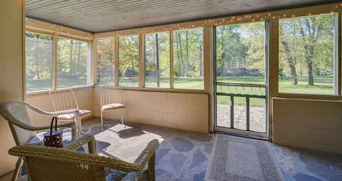 Lainnya Charming Great Cacapon Cabin w/ Screened-in Porch!