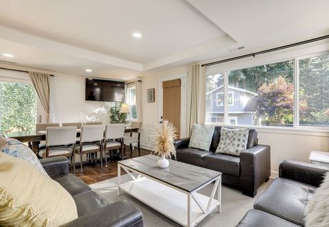 Others Deck + Game Room: Redmond Home ~ 17 Mi to Seattle