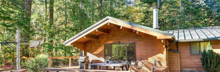 Lain-lain Riverfront Rhododendron Cabin Rental w/ Deck!