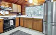 Lainnya 6 Riverfront Rhododendron Cabin Rental w/ Deck!