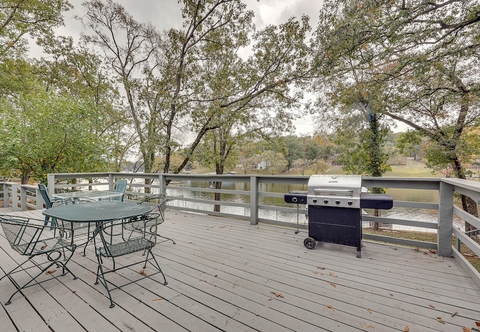 อื่นๆ Spacious Hot Springs Lakehouse on Lake Hamilton!