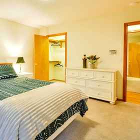 Interior1Milwaukie Home w/ Covered Porch: Dogs Welcome!,布拉甘萨茶飯店