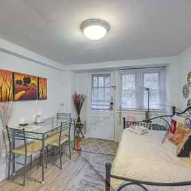 Primary image1Pet-friendly Great Neck Home ~ 1 Mi to Kings Point,939 Port Washington Blvd飯店