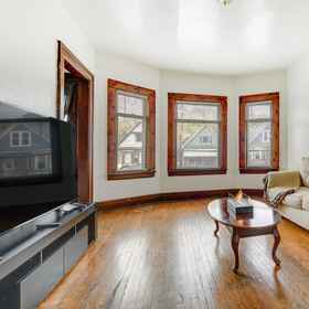 Living area1水牛城迷人公寓:距離市中心 2 英里,University at Buffalo - Downtown Campus飯店