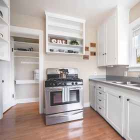 Private kitchen1Walk to the waterfront The Cozy Cottage,皮尔斯县公寓