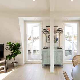 Room 1 Bright and Spacious Penthouse With Terrace, Balham Hotels