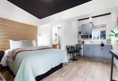 Lain-lain 7 South Bay Inn