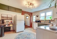 Others 6 Charming Gardiner Home w/ Yard & Sunroom