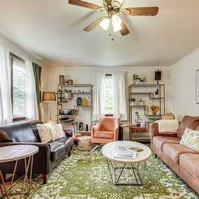 Primary image1Charming Gardiner Home w/ Yard & Sunroom,纽约州立大学New Paltz分校飯店