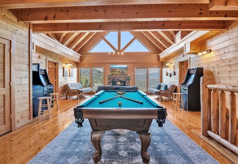 기타 Cabin w/ Theater, Games & Hot Tub! Sleeps 30!