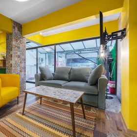 Room 1 Flat w Jacuzzi and Backyard 6 min to Kadikoy Coast, Bulgurlu Hotels