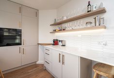 Others 3 Charming Chiswick Flat by Underthedoormat