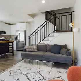 Primary image 1 Charming 3br Haven In West Seattle 3 Bedroom Townhouse by Redawning, Khách sạn North SeaTac Park