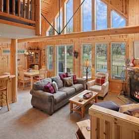 Primary image1Deer Park Cabin 3 Bedroom Home by RedAwning,德舒特斯县飯店