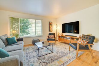 Others 4 Seattle Vacation Home w/ Hot Tub: 5 Mi to Downtown