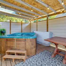 Interior 1 Seattle Vacation Home w/ Hot Tub: 5 Mi to Downtown, West Seattle Golf Course Hotels