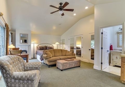 Others Cozy Portland Studio w/ Electric Fireplace