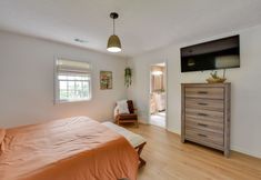 その他 4 Chic Georgia Getaway w/ Pool & Deck, Near Beaches!