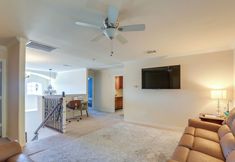 其他 4 Family-friendly Irving Townhome w/ Yard!