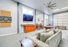 Khác 3 Westport Home w/ Hot Tub: 2 Blocks to Beach!