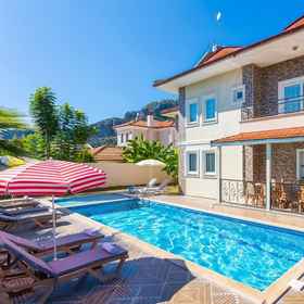 Room 1 วิลล่า คาย่า 1 ใน ดาลยัน, โรงแรม & ที่พัก Karya Villa