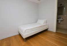 Others 2 Private Garden Oasis in 4-bed Flat, With Hotel Perks