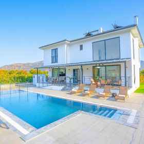 Room 1 วิลล่า วันเดอร์ อิน ดาลยัน, โรงแรม & ที่พัก Karya Villa