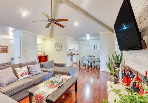 其他 Houston Home w/ Screened Porch, Near Sugar Land!