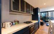 Others 3 2-bed Apt w/ Pool, Gym & Parking! Near Albert Park