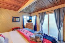 Others Pet-friendly Washington Retreat w/ Hot Tub & Deck!