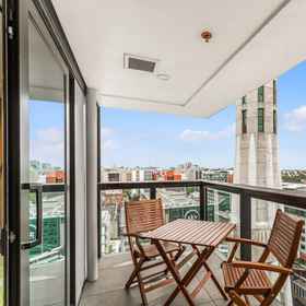 Room 1 Vibrant Minimalism - City Views, Takapuna Golf Course and Driving Range Hotels