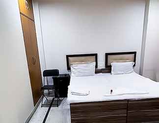 Others 2 Roomshala 142 Bed Chamber South ex
