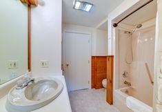 기타 7 Fire Pit & On-site Pond: Wooded Walton Home!