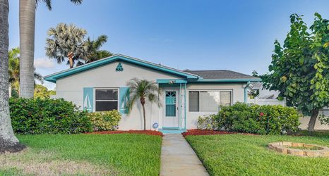 Others 2 Lovely St Pete Beach Cottage, Walk to Beach & Town