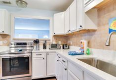 Others 7 Lovely St Pete Beach Cottage, Walk to Beach & Town