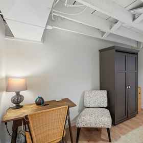 Room 1 Mid-Century Vibes Basement, 金郡 酒店