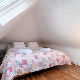 Room 1 บ้านกระท่อมที่มีลักษณะเฉพาะในแฮมป์สเต็ดที่มีประวัติศาสตร์, โรงแรม & ที่พัก West Hampstead