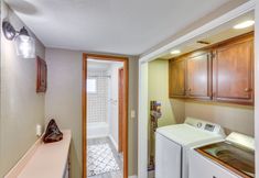 อื่นๆ 3 Mid-century Mod Cottage, Steps to Lake Gregory!