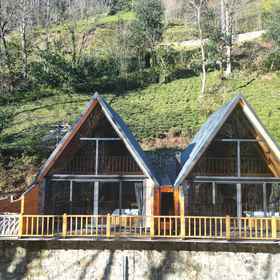 Primary image 1 บังกะโลสีทอง Rose, โรงแรม & ที่พัก Ardesen