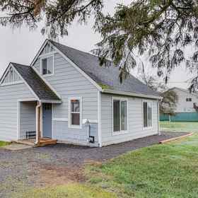 Primary image1Charming Happy Valley Home: 13 Mi to Portland!,Sah-Hah-Lee Golf Course飯店