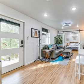 Room1Grants Pass Retreat w/ Hot Tub & Mountain Views!,约瑟芬县公寓