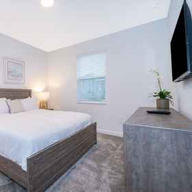 Room 1 9056sh-เดอะ รีทรีท แอท แชมเปี้ยนส์เกต บ้าน 8 ห้องนอน โดย RedAwning, โรงแรม & ที่พัก Calabay Palms Villa