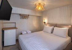 Others 2 Hillside Elegance