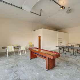 Interior1麥金尼寬敞農場度假屋帶遊戲室,科林县飯店