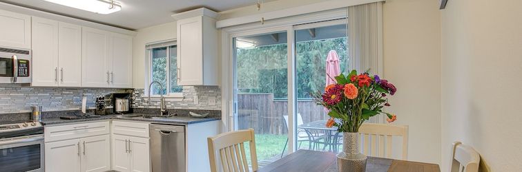 Others Modern Puyallup Townhome w/ Backyard & Fireplace