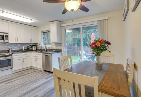 Others Modern Puyallup Townhome w/ Backyard & Fireplace