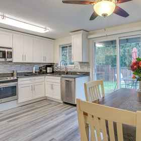 Interior 1 Modern Puyallup Townhome w/ Backyard & Fireplace, BJ's Bingo Hotels