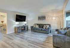 Others 2 Modern Puyallup Townhome w/ Backyard & Fireplace