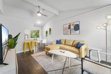 Lainnya Prime Soco Chic 2BR King Suite w Pool Parking